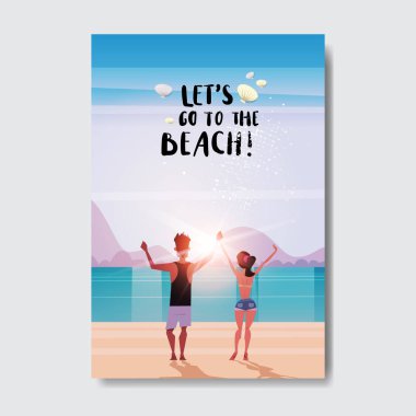 Yaz aşkı çifti el ele tutuşup güneşin doğuşunu seyrederler. Plaj rozeti tasarımı için rahatlarlar. Logo, şablon, davetiye, tebrik kartı, baskılar ve posterler için sezon tatilleri harfleri.