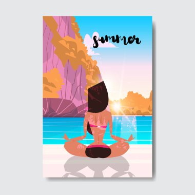 gün batımı yoga kadının yapması dağ manzara plaj rozet tasarım etiketi uygular. Logo, şablonlar, davet için yazı, tebrik kartı, baskılar ve posterler sezon tatil.