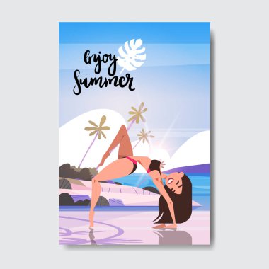 Yaz yoga kadının yapması sunrise beach rozet tasarım etiketi uygular. Logo, şablonlar, davet için yazı, tebrik kartı, baskılar ve posterler sezon tatil.