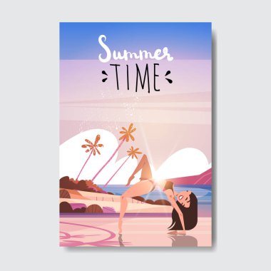 Yaz yoga kadının yapması günbatımı plaj rozet tasarım etiketi uygular. Logo, şablonlar, davet için yazı, tebrik kartı, baskılar ve posterler sezon tatil.