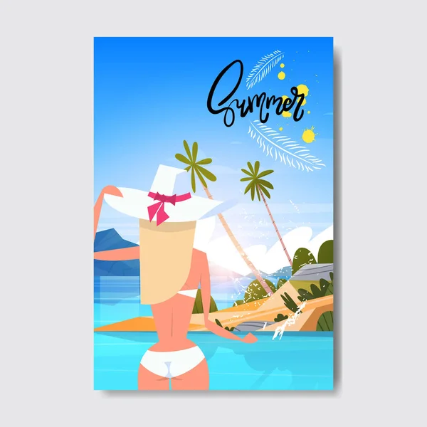 Sexig kvinna bära hatt koppla av soliga palm beach booty bare bakifrån röv bikini sommar semester badge designmärke. Season Holidays bokstäver till logotyp mallar inbjudan hälsning kort utskrifter och affischer — Stock vektor