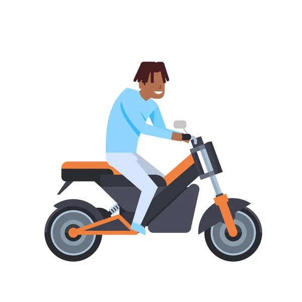 Homme africain équitation scooter électrique sur fond blanc. concept de moto. personnage de bande dessinée pleine longueur. style plat — Image vectorielle