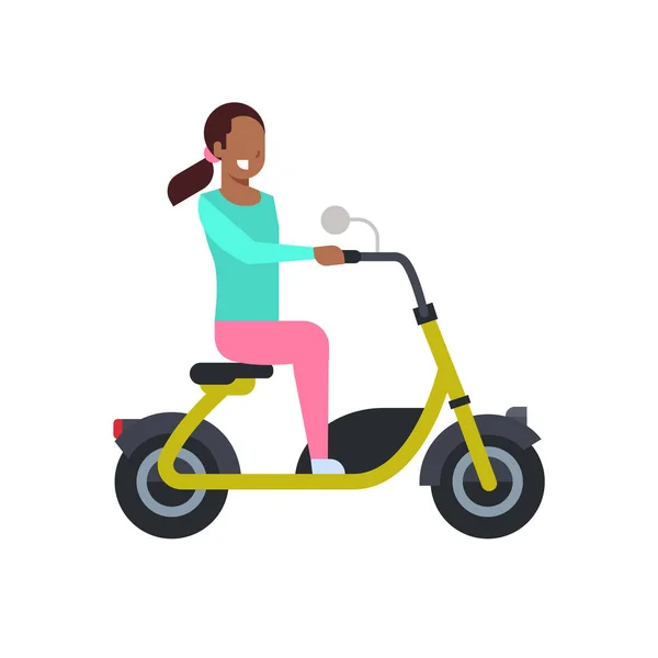 Chica africana montar scooter eléctrico sobre fondo blanco. concepto de bicicleta eléctrica. personaje de dibujos animados de longitud completa. estilo plano — Vector de stock