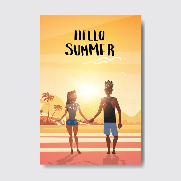 Verano amor personas pareja cogido de la mano mirando puesta de sol vista trasera relajarse paisaje playa insignia diseño etiqueta. Letras de vacaciones de temporada para logotipo, plantillas, invitación, tarjeta de felicitación, impresiones y carteles . — Vector de stock