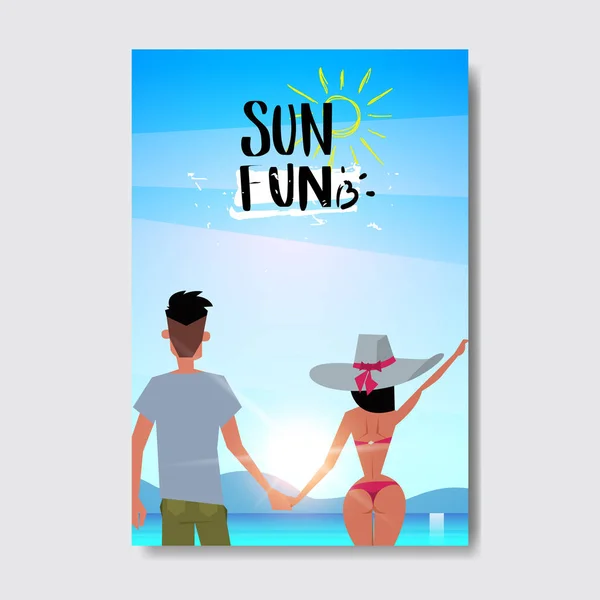 Pasangan pria cinta musim panas berpegangan tangan melihat matahari terbit dari belakang Lencana pantai Rancangan Label. Liburan musim surat untuk logo, Templat, undangan, kartu ucapan, cetakan dan - Stok Vektor