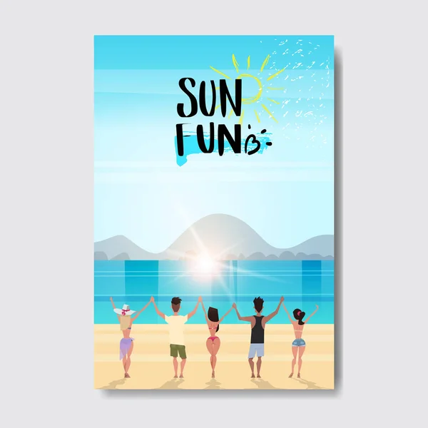 Letní láska lidé drží za ruce, zadní pohled na východ slunce při pohledu relaxovat krajina beach odznak Design Label. Season Holidays písmo pro loga, šablony, pozvánka, pozdrav card, tisky a plakáty. — Stockový vektor