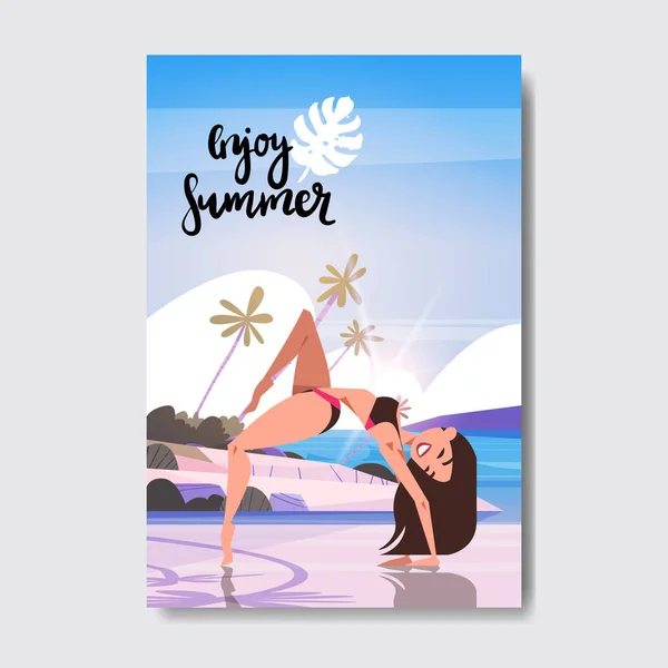 Letní jóga žena dělá cvičení sunrise beach odznak Design Label. Season Holidays písmo pro loga, šablony, pozvánka, pozdrav card, tisky a plakáty. — Stockový vektor