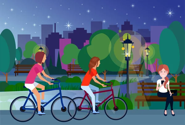 공공 밤 공원 사람들 도시 건물 템플릿 배경 플랫 녹색 잔디 호수 나무 자전거 야외 나무 벤치에 앉아 휴식 — 스톡 벡터
