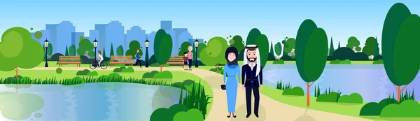 Público parque pareja árabe hombre mujer relajarse madera banco al aire libre río verde césped árboles en ciudad edificios plantilla fondo plana bandera — Vector de stock