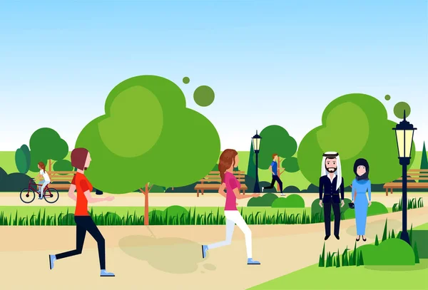 Parco della città mix gara arabo coppia a piedi relax legno panca strada lampada verde prato alberi modello fondo piatto — Vettoriale Stock