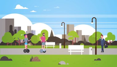 kentsel park açık havada iş adam kadını şehir binaların sokak lambaları cityscape kavram yürümeye gyroscooter sürme yatay düz