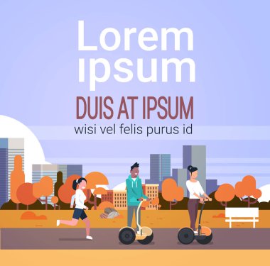 Doğa şehir binaların sokak lambaları cityscape kopya alanı düz çalışan gyroscooter sürme kadın kentsel sonbahar park açık havada faaliyetleri dostum