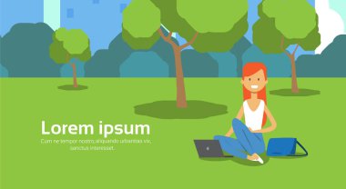 yeşil çim dizüstü ağaçlar cityscape şablon arka plan yatay kopya alanı düz kullanarak oturan Şehir Parkı kadın