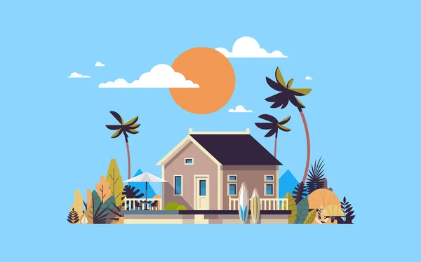 Gran verano villa casa paraguas surf tabla puesta del sol palmeras tarjeta de felicitación cartel plantilla plana vector ilustración — Vector de stock