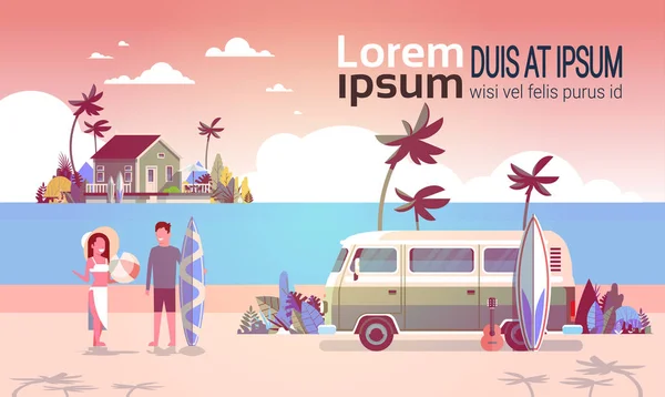 Sommer Urlaub Mann Frau Surfen Bus Sonnenuntergang tropischen Strand Retro Surfen Vintage Villa Insel horizontal Kopie Raum Vorlage Poster flach — Stockvektor