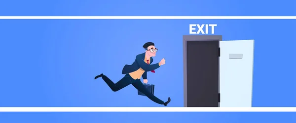 Επιχειρηματίας που τρέχουν για να ανοίξετε την έξοδο πόρτα άνθρωπος τρέχει από εργασία τραγουδούν εκκένωση έκτακτης ανάγκης σε μπλε φόντο επίπεδη banner — Διανυσματικό Αρχείο