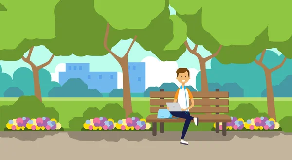 Ciudad parque hombre celebración portátil sentado banco de madera verde césped flores árboles paisaje urbano plantilla fondo plano — Vector de stock