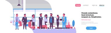 İş takım beyin fırtınası grup iş adamları birlikte düz afiş kopya alanı tartışırken office ayakta Toplantı