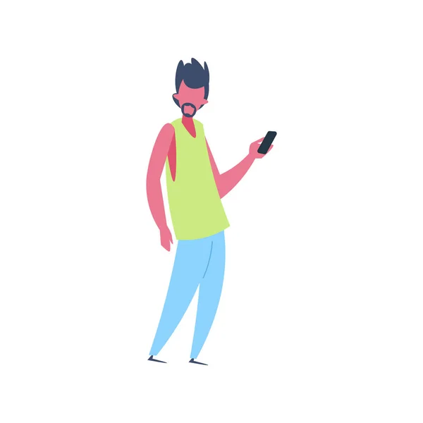 Hombre caucásico personaje usando smartphone de pie pose aislado dibujos animados masculinos de longitud completa plana — Vector de stock