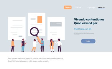 adam elini tut Büyüteç zum cv özgeçmiş takım seçerek insanlar için aday boş iş pozisyon işe alım kavramı tam kopyaya alan yatay