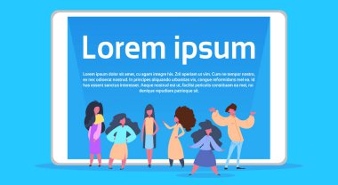 insanlar mobil uygulama iletişim erkek kadın karikatür karakter çeşitliliği pozlar mavi arka plan tam uzunlukta düz kopya alanı yatay takım