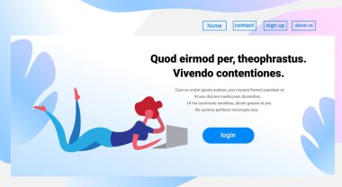 izole poz tam uzunlukta düz yatay kopya alanı yalan dizüstü çizgi film karakteri kullanan kadın