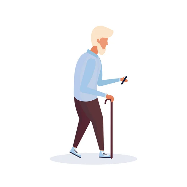 Yaşlı adam karakteri smartphone yaşlı dede yürüyüş kullanarak tam uzunlukta düz çizgi film izole — Stok Vektör