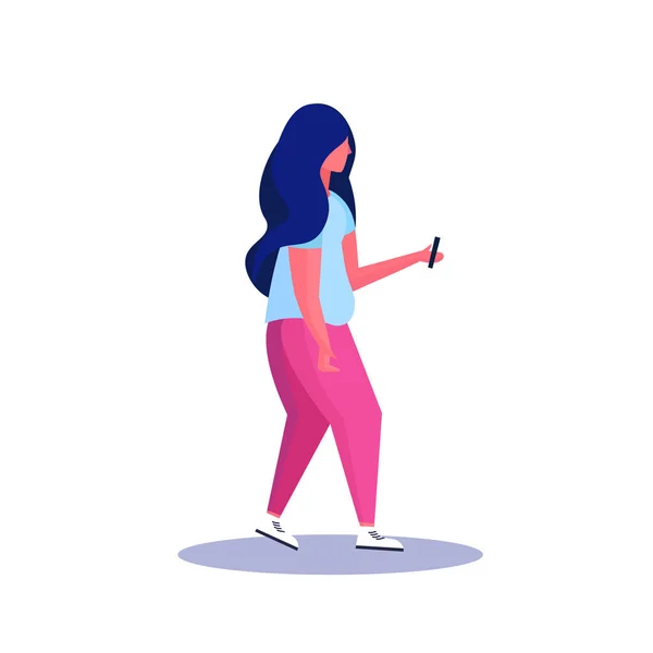 Profil de femme grasse isolé à l'aide d'un smartphone personnage de dessin animé femme pleine longueur plat — Image vectorielle