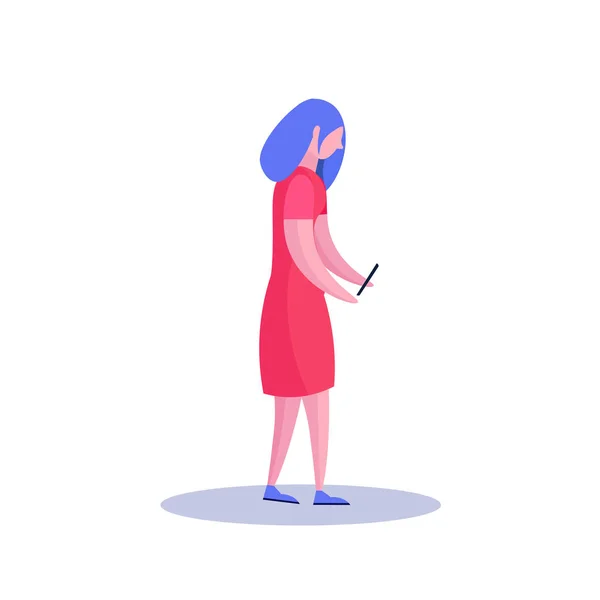 Profilo giovane donna isolato utilizzando smartphone personaggio femminile cartone animato full length piatto — Vettoriale Stock