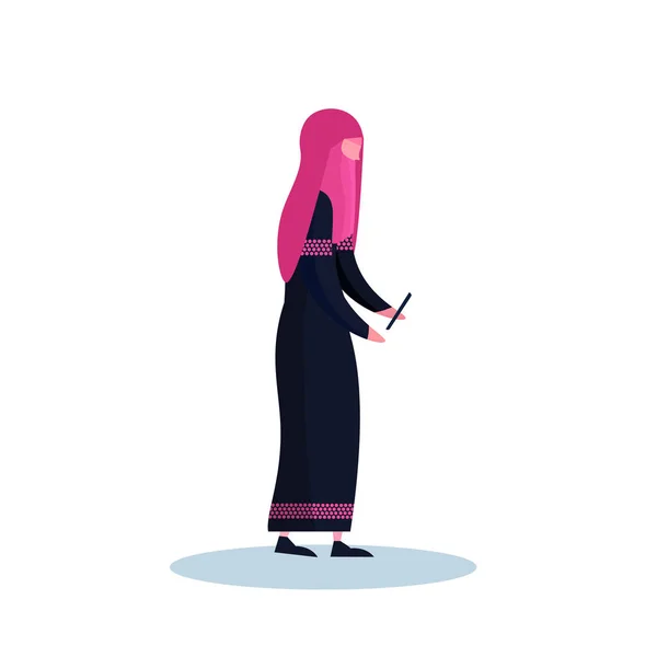 Perfil de mujer árabe aislado usando teléfono inteligente ropa tradicional femenina personaje de dibujos animados longitud completa plana — Archivo Imágenes Vectoriales
