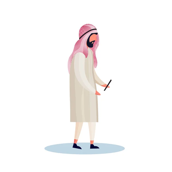 Profil arab man terisolasi menggunakan smartphone karakter pakaian tradisional pria panjang penuh - Stok Vektor