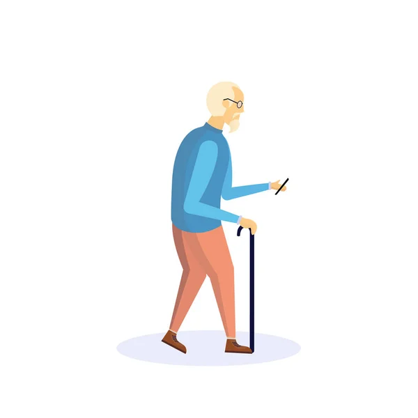 Viejo hombre caminando palo usando teléfono inteligente anciano abuelo caminar aislado personaje de dibujos animados longitud completa plana — Vector de stock