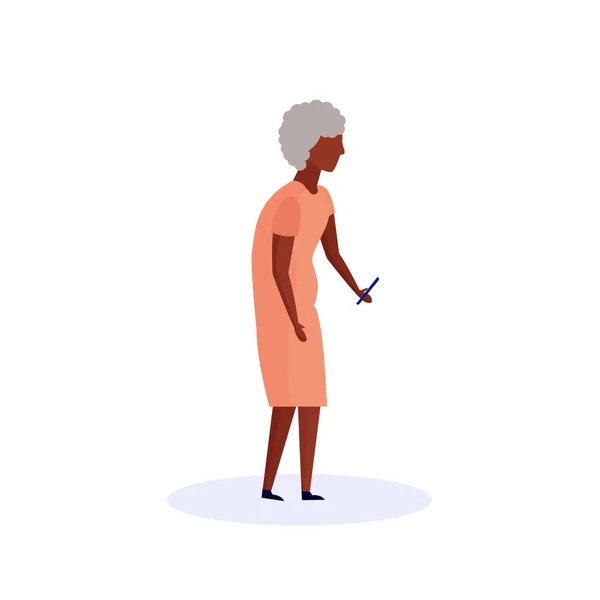 Africano anciana utilizando teléfono inteligente abuela caminar aislado personaje de dibujos animados de longitud completa plana — Vector de stock