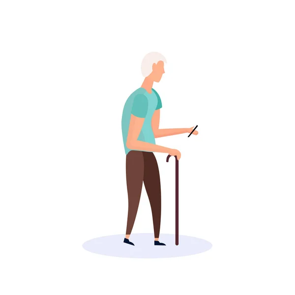 Viejo hombre caminando palo usando teléfono inteligente anciano abuelo caminar aislado personaje de dibujos animados longitud completa plana — Vector de stock