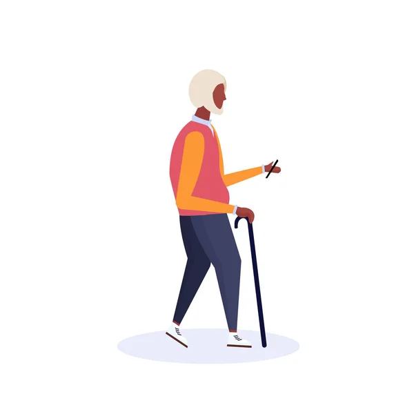 Africano americano viejo hombre caminando palo usando teléfono inteligente anciano abuelo caminar aislado personaje de dibujos animados longitud completa plana — Vector de stock