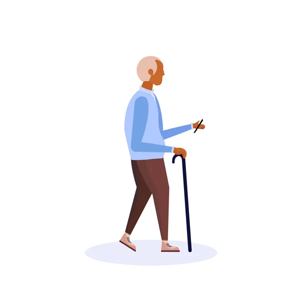 Africano americano viejo hombre caminando palo usando teléfono inteligente anciano abuelo caminar aislado personaje de dibujos animados longitud completa plana — Vector de stock