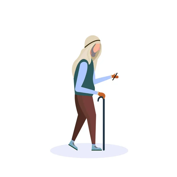 Árabe viejo hombre caminando palo usando teléfono inteligente anciano abuelo caminar aislado personaje de dibujos animados longitud completa plana — Vector de stock