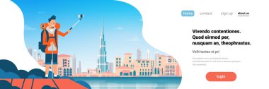 Selfie fotoğrafta güzel Dubai şehir arka plan cityscape düz yatay banner kopya alanı üzerinde adam turist sırt çantası