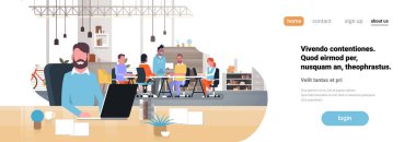 adam Patron işyeri geçici takım beyin fırtınası birlikte iletişim düz yatay banner kopya ofis oturma grubu insanlarla tanışmak üzerinde