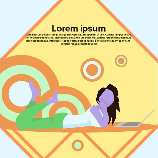 Femme violette utilisant ordinateur portable pose couché profil sans visage fabuleuse silhouette personnage de bande dessinée femme pleine longueur espace de copie plat — Image vectorielle