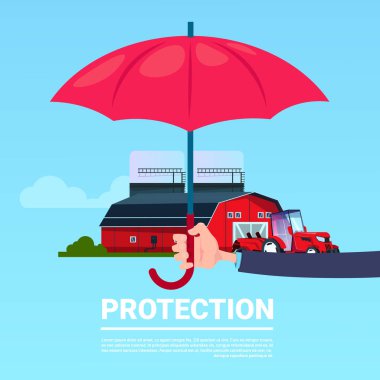 Sigorta hizmet el şemsiye koruyucu traktör çiftliği tarım üstünde mavi arka plan tam kopyaya yer