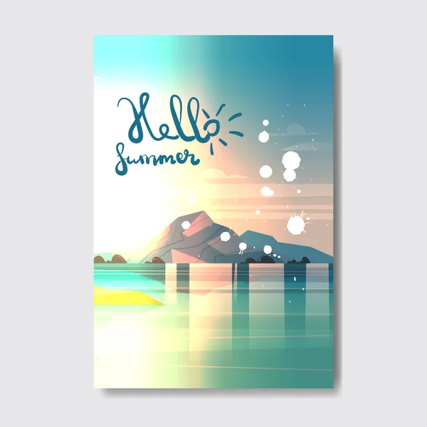 Ciao estate spiaggia paesaggio di montagna distintivo Design Label. Lettere natalizie per logo, modelli, inviti, biglietti di auguri, stampe e manifesti . — Vettoriale Stock