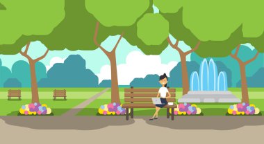 Şehir Parkı işkadını laptopn oturma ahşap Bank yeşil çim çiçek Çeşmesi ağaçlar cityscape şablon arka plan tutarak yatay düz