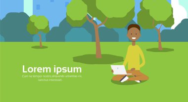 yeşil çim dizüstü ağaçlar cityscape şablon arka plan yatay kopya alanı düz kullanarak oturan Şehir Parkı Afrika adam