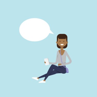 Afrikalı kadın sohbet kabarcık kadın karakter tam uzunlukta düz mavi zemin üzerine oturan smartphone kullanarak