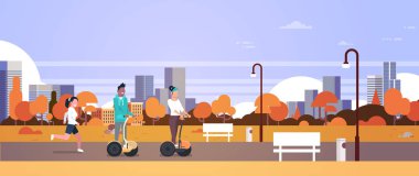 Doğa şehir binaların sokak lambaları cityscape yatay banner düz çalışan gyroscooter sürme kadın kentsel sonbahar park açık havada faaliyetleri dostum