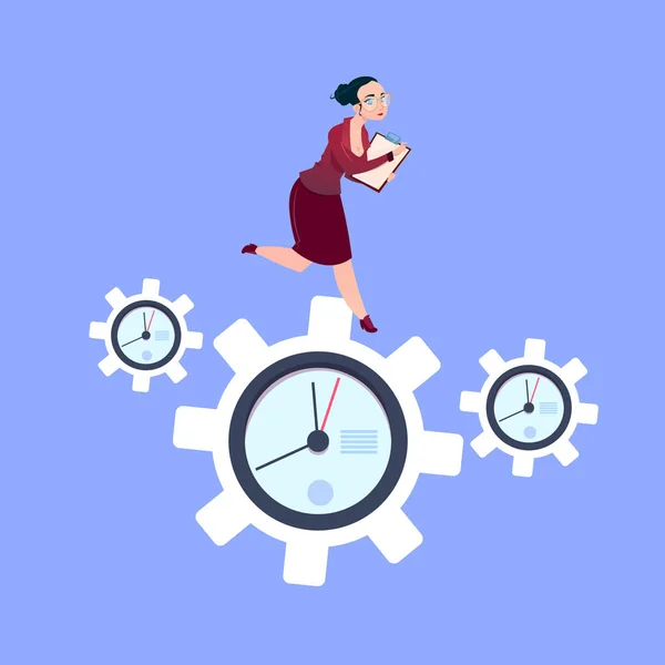 Empresária executando no relógio cogwheels sobre fundo azul engrenagem prazo prazo processo estratégia conceito plana —  Vetores de Stock