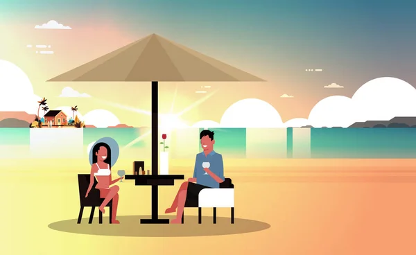 Paar Sommerurlaub Mann Frau trinken Wein Sonnenschirm am Sonnenuntergang Strand Villa Haus tropische Insel horizontal flach — Stockvektor