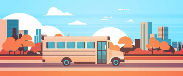 Autobús amarillo de vuelta a la escuela concepto de transporte de los alumnos en otoño paisaje urbano fondo pancarta plana — Vector de stock