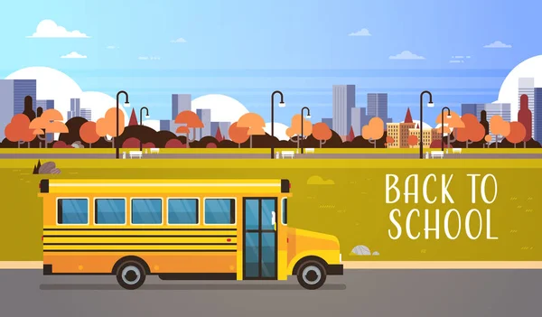 Жовтий автобус назад школярам транспортувати концепцію на осінньому міському фоні плоский горизонтальний — стоковий вектор